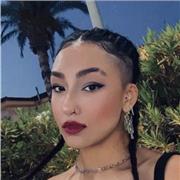 Soy una estudiante joven española nativa que busca enseñar a niños pequeños nuestro idioma